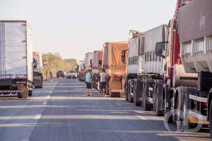 Governo diz que vai pagar duas parcelas de R$ 1.000 a caminhoneiros em agosto