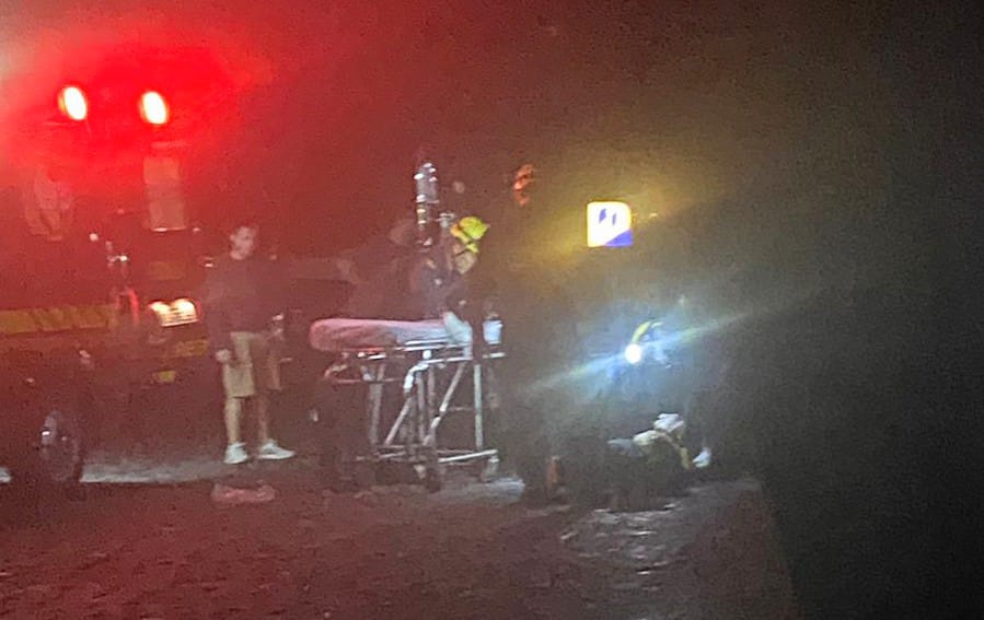 Motociclista ficou ferido após colisão com carreta estacionada em pátio de posto neste domingo em São Marcos