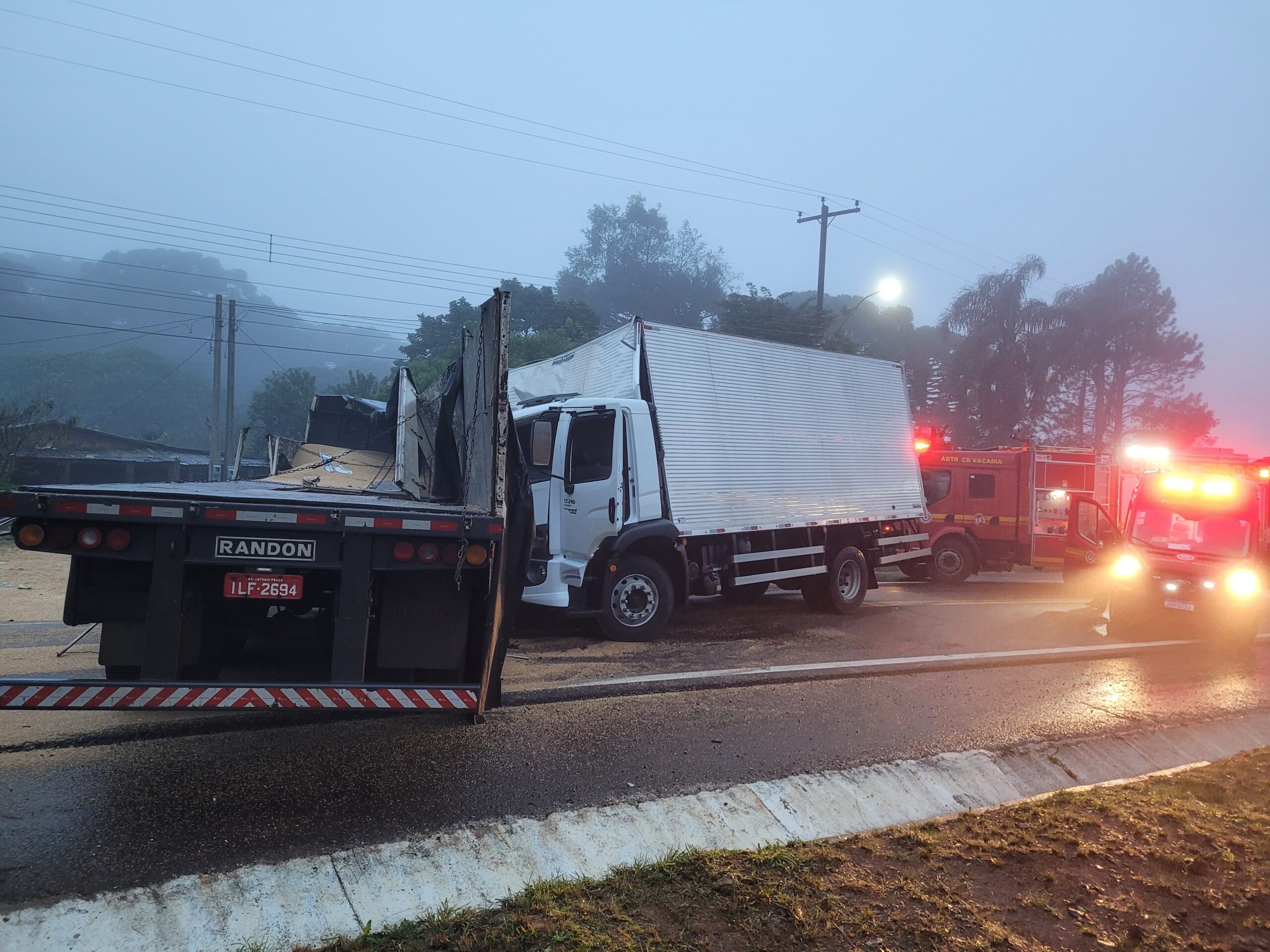 Colisão entre ônibus e dois caminhões deixa um morto e dois feridos em Muitos Capões