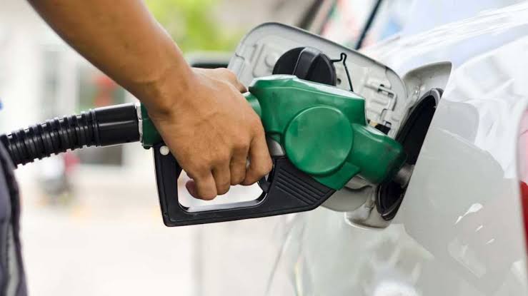 Petrobras anuncia redução de R$ 0,18 na gasolina para distribuidoras