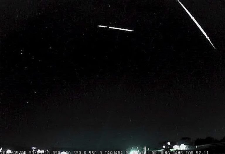 Meteoro cruzou o céu gaúcho ao lado de avião nesta quinta-feira