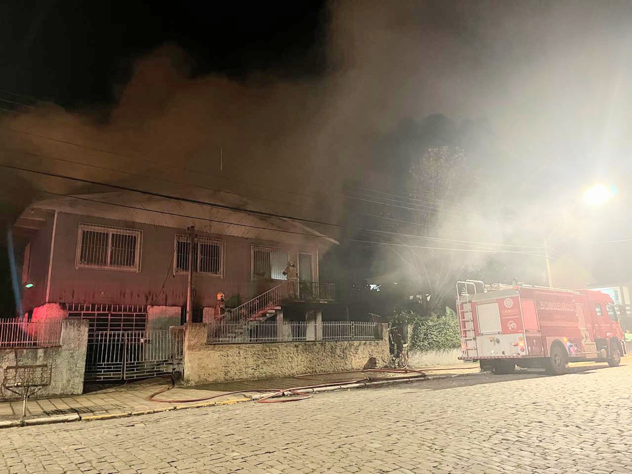 Homem ficou ferido e um cão morreu após incêndio destruir residência em São Marcos