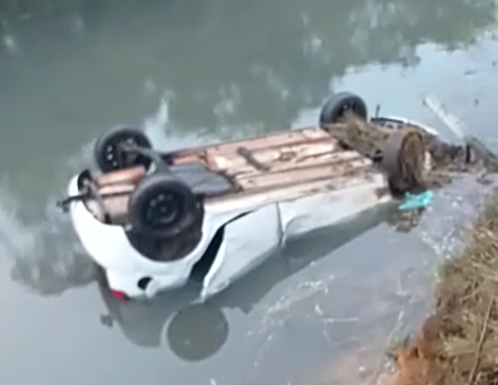 Homem foi resgatado após ficar cerca de 30 minutos em carro submerso