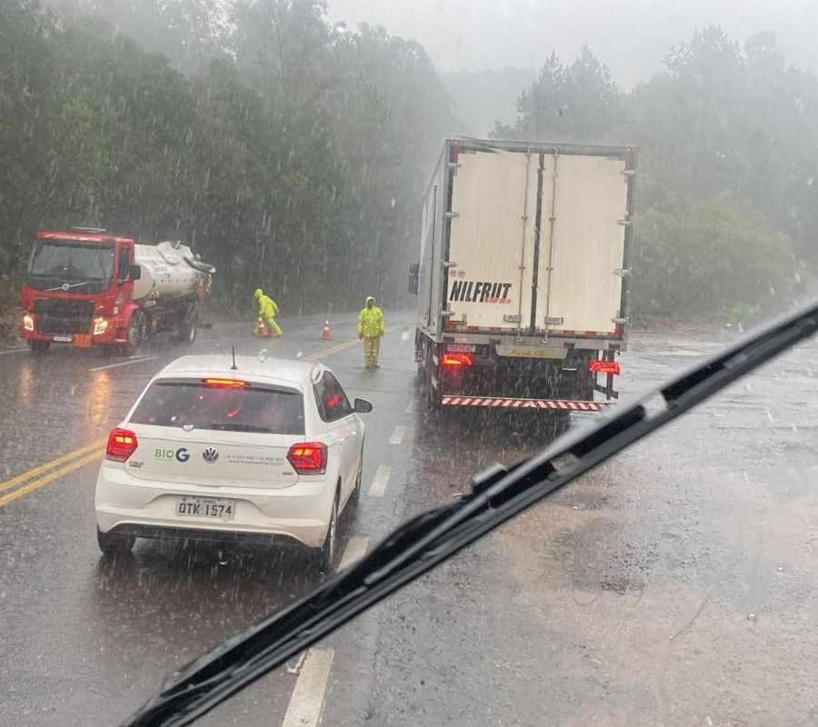 ERS-122 é bloqueada entre Flores da Cunha e Antônio Prado