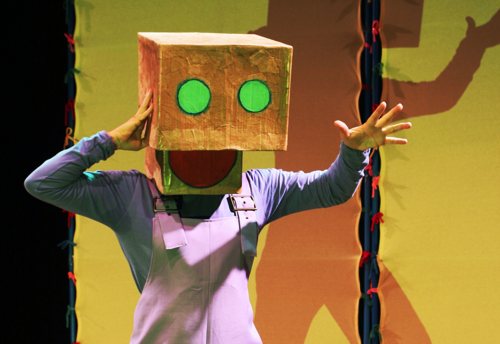 Caxias recebe neste domingo o espetáculo “Papelê” no Teatro em Família