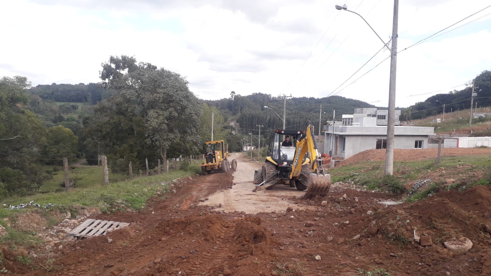 Trânsito interrompido na Rua Fidelis Capeletti devido a obras