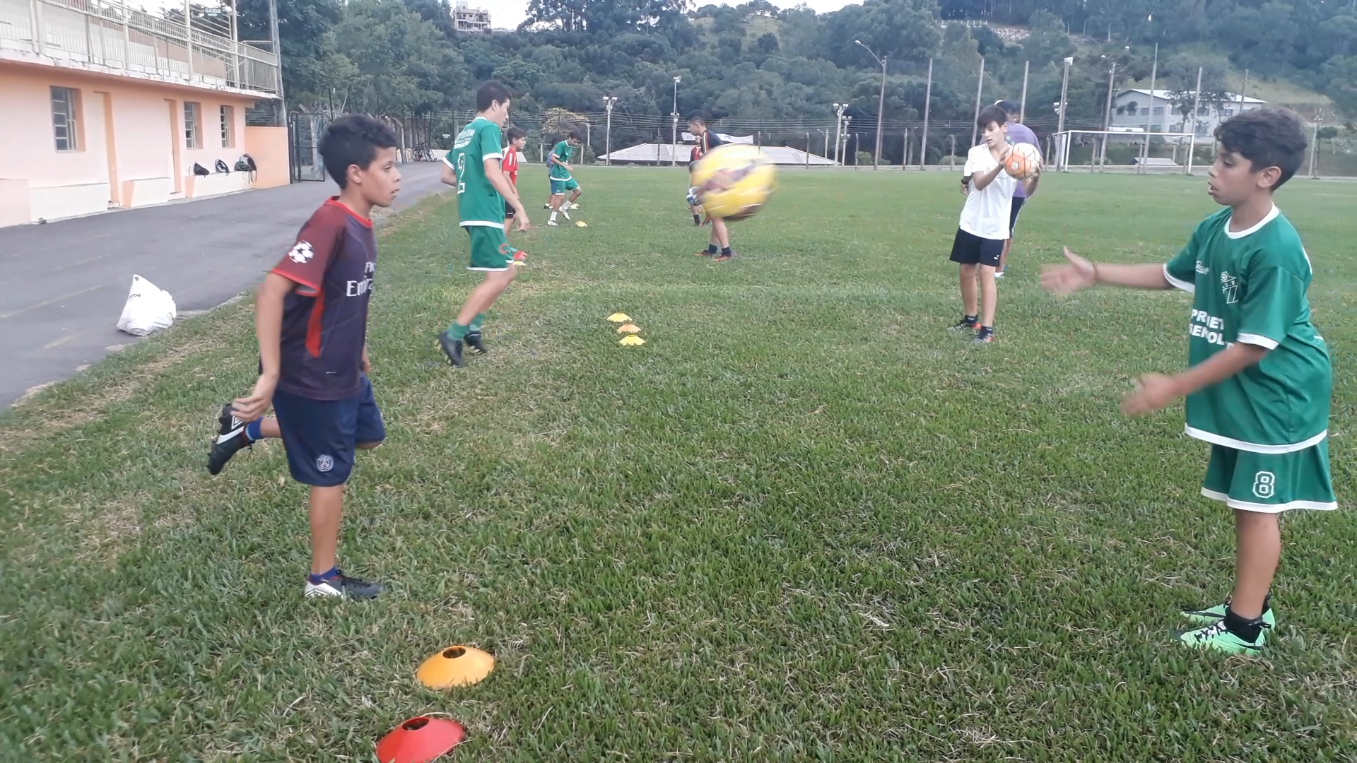 O desafio de ser jogador de futebol: ‘Alegria ver esses meninos correndo atrás de um sonho que pode transformar suas vidas’
