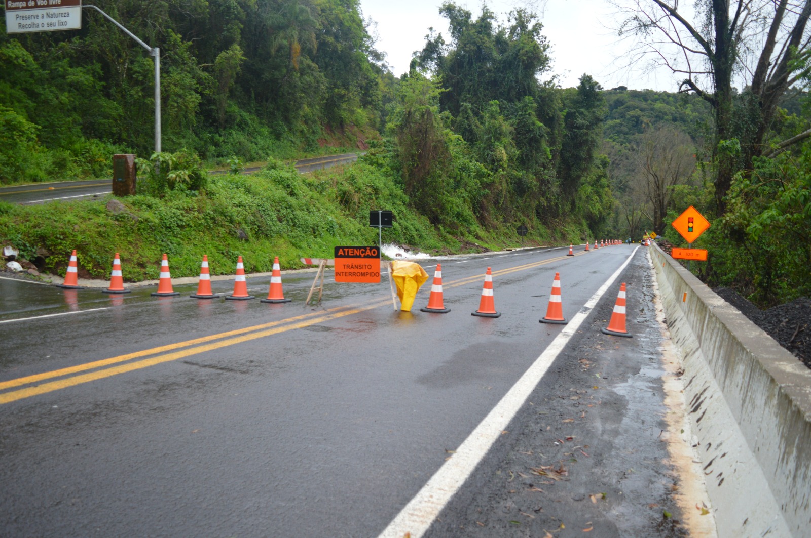 Pista bloqueada do km 174 ao km 181 da BR 116, em Nova Petrópolis