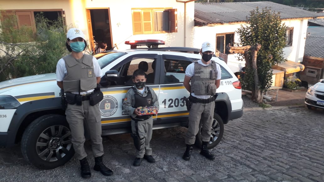 Brigada Militar realiza sonho de crianças de ser policial por um dia