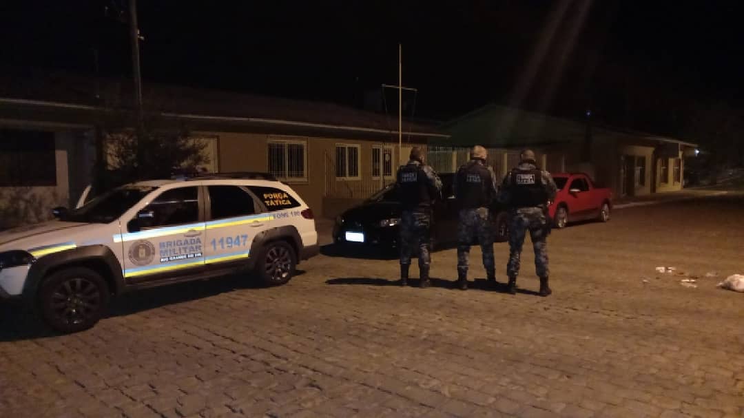 Brigada Militar prendeu três homens e recuperou dois veículos
