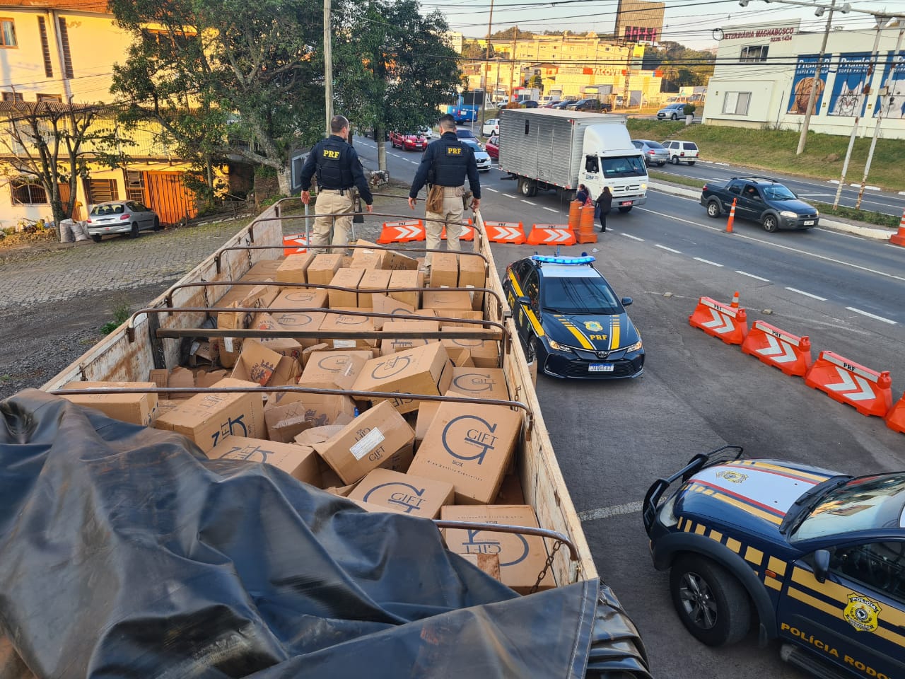 PRF apreende mais de 150 mil maços de cigarros contrabandeados em Caxias do Sul