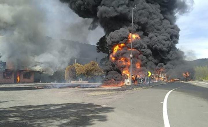 Caminhão de combustíveis tomba e incendeia restaurante na divisa com Santa Catarina