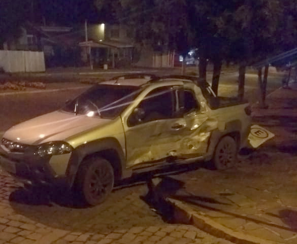 Em fuga, condutor de caminhão causa acidente com lesão esta madrugada