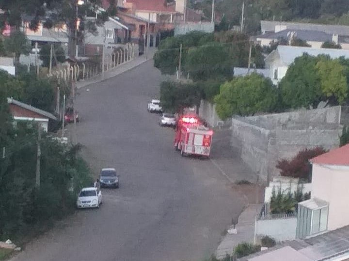 Caminhão arrebenta fios e deixa moradores sem luz no Henrique Pante