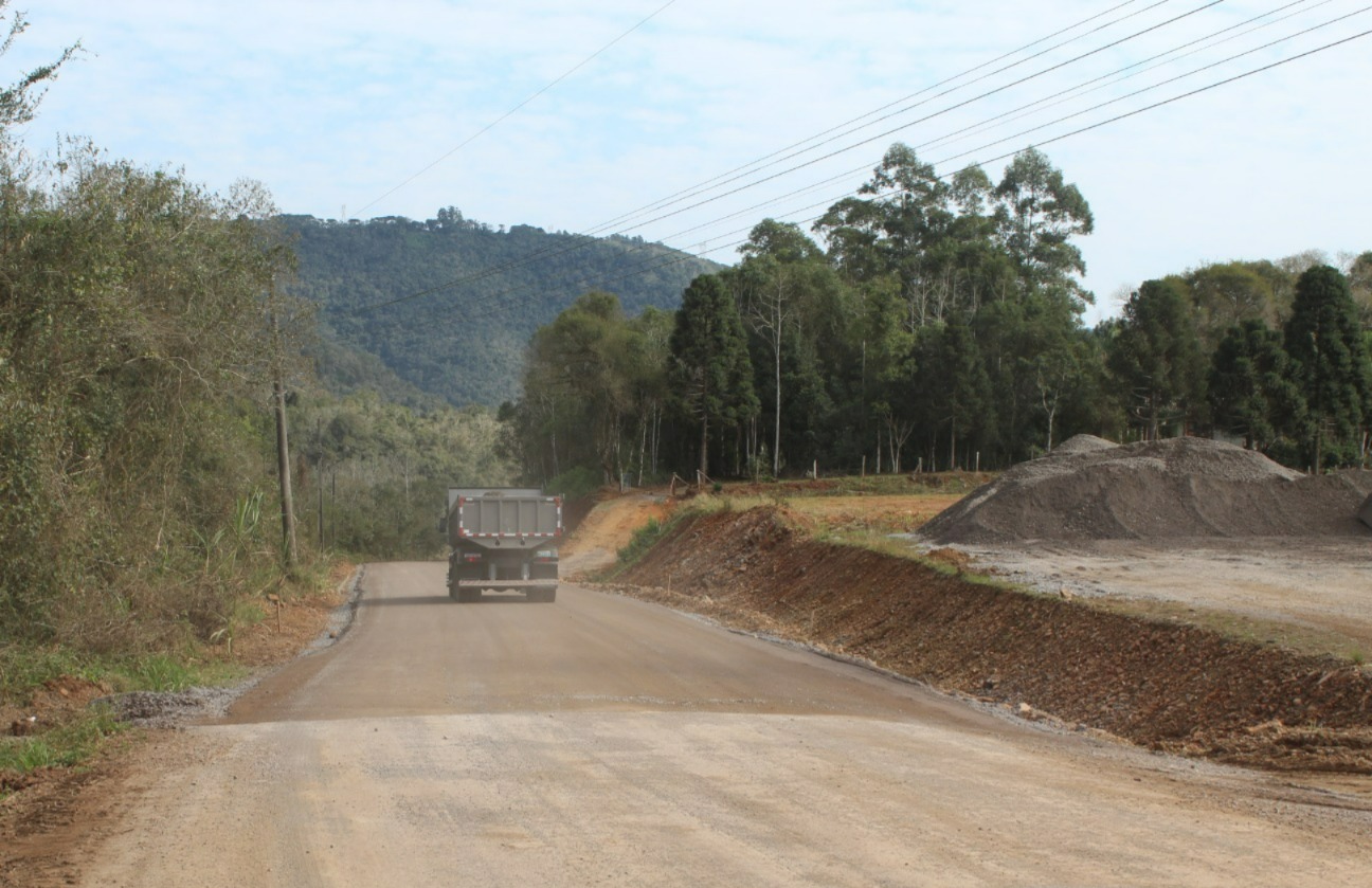 Asfaltamento da Estrada 500 avança conectando São Marcos aos municípios vizinhos