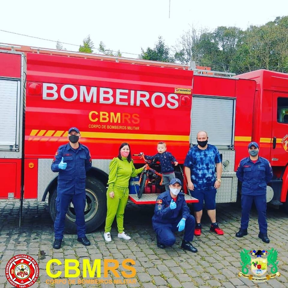 Bombeiros de São Marcos fazem surpresa de aniversário para menino de 3 anos