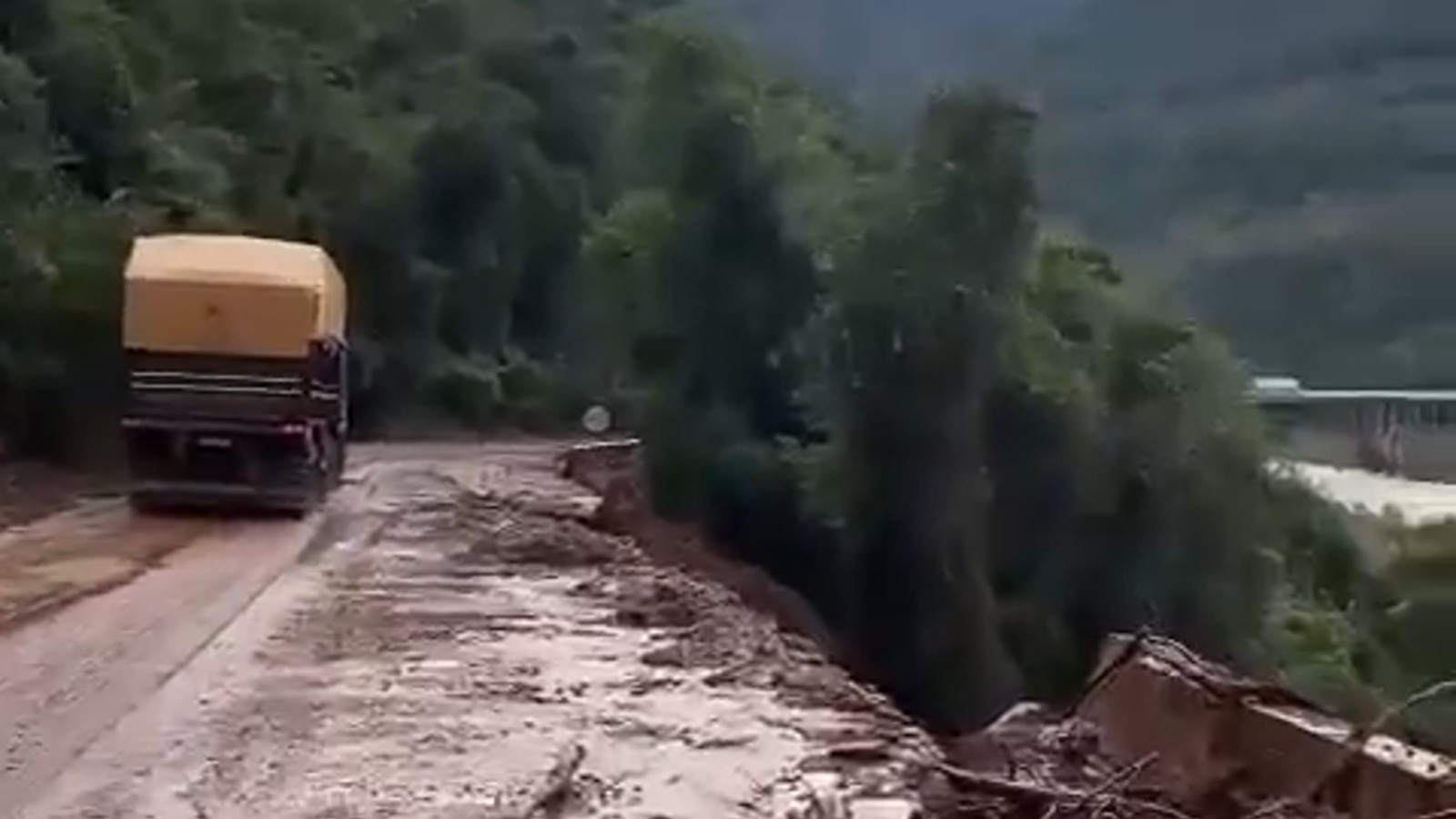 Operação de emergência na BR 116 elimina barreiras e libera caminhoneiros “ilhados” entre São Marcos e Campestre
