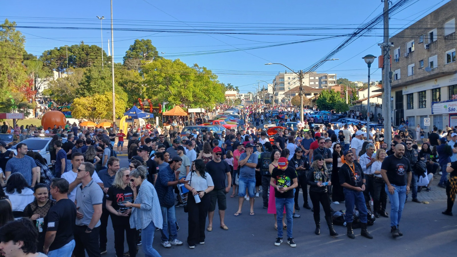 Sábado de recordes e emoção marca o primeiro dia do 25º Encontro de Carros Antigos em São Marcos