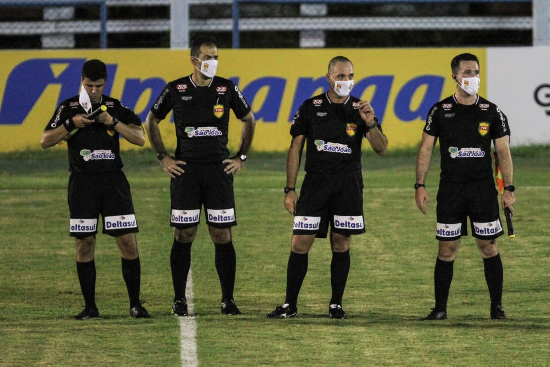 Eder Zanella comanda a partida entre Grêmio e Ypiranga esta noite