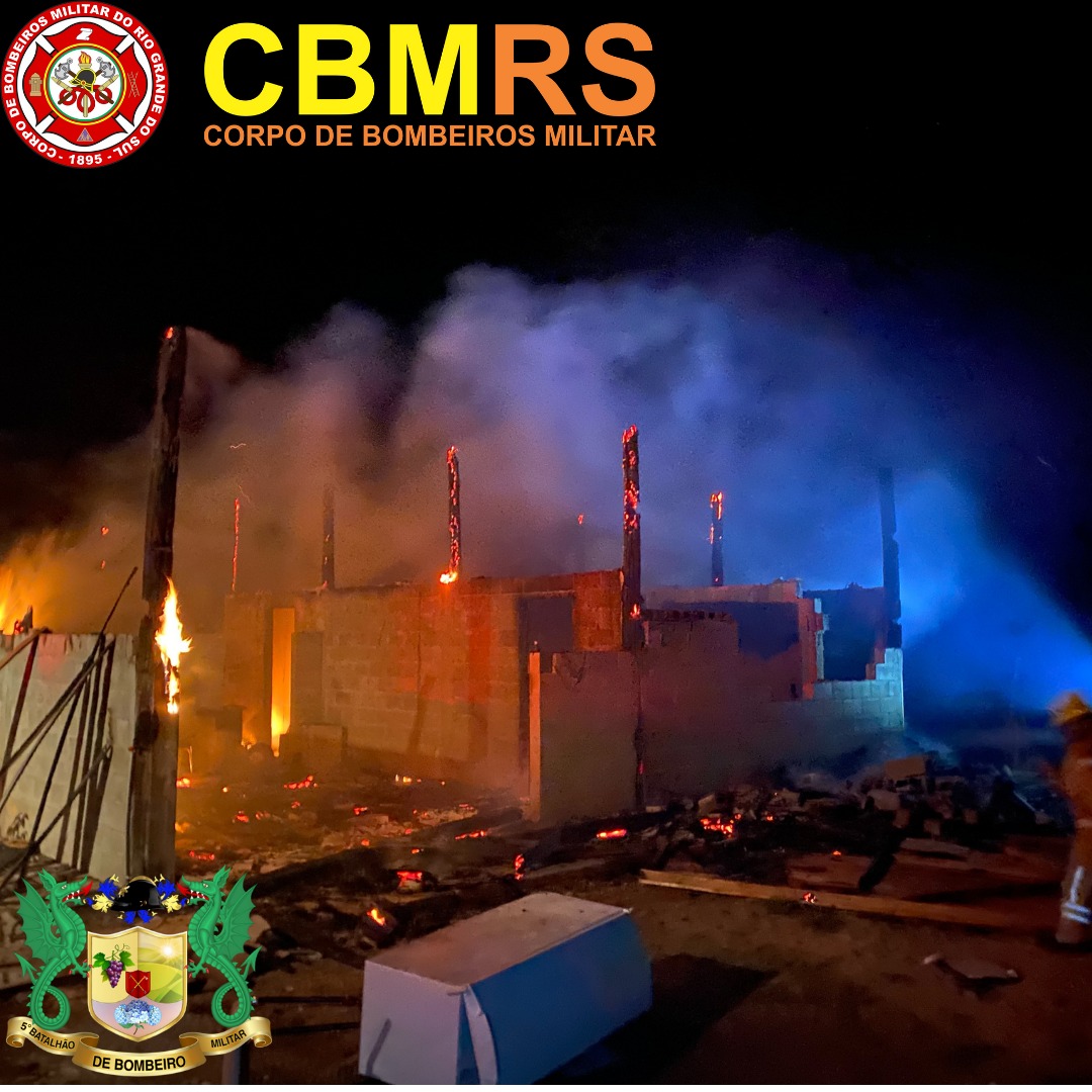 Bombeiros de São Marcos combateram incêndio em galpão nesta sexta