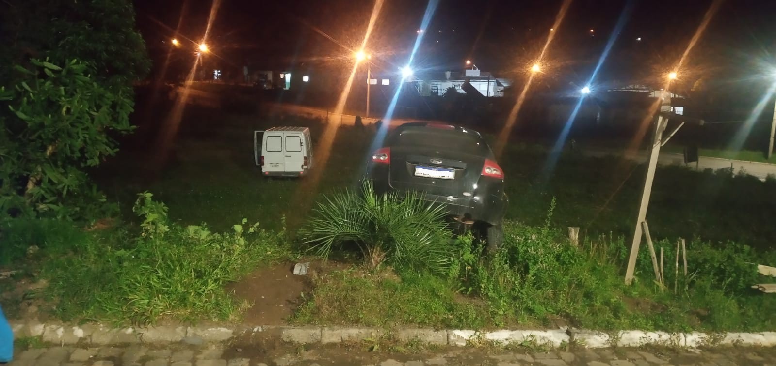 Van desgovernada desce morro e atinge veículo no São José