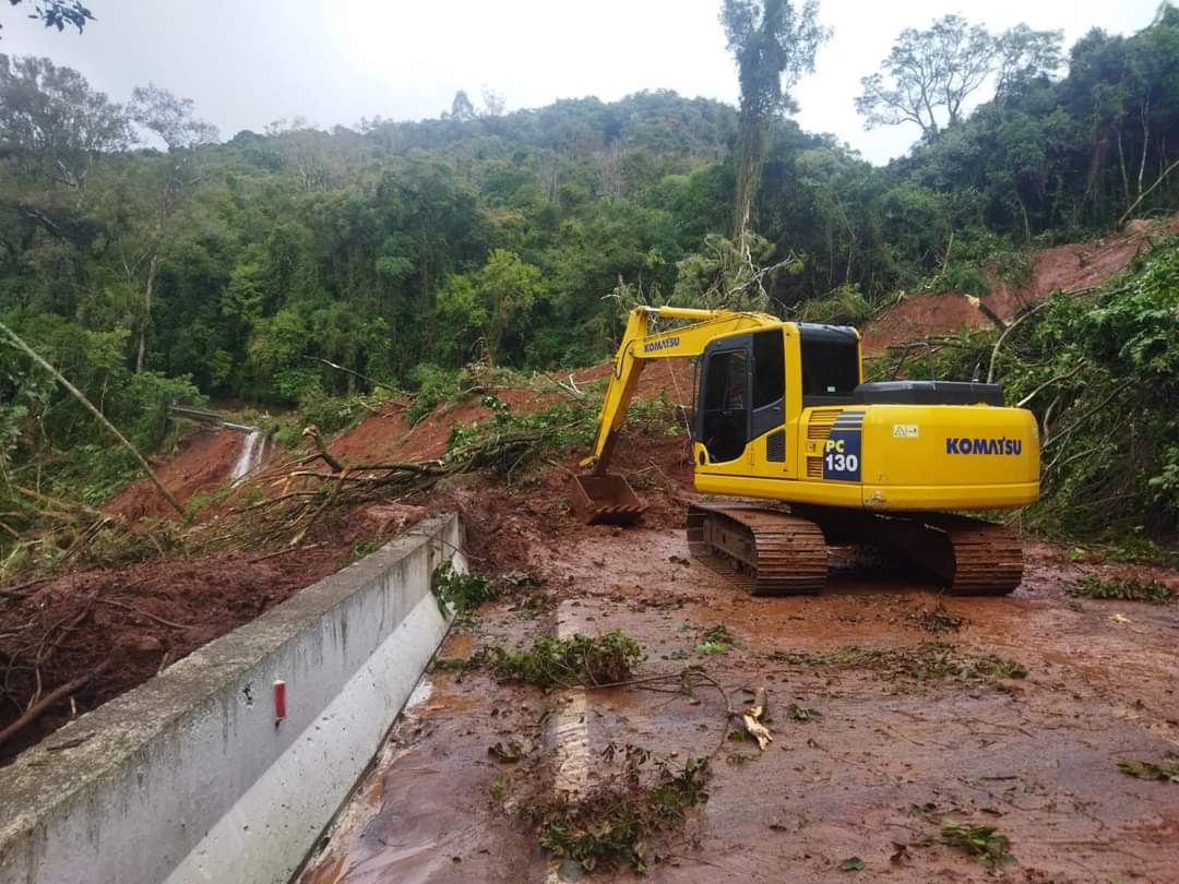Limpeza da pista em Nova Petrópolis iniciou na manhã deste sábado