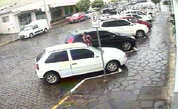 Mulher teve carro furtado na frente de supermercado nesta sexta-feira (4) em São Marcos