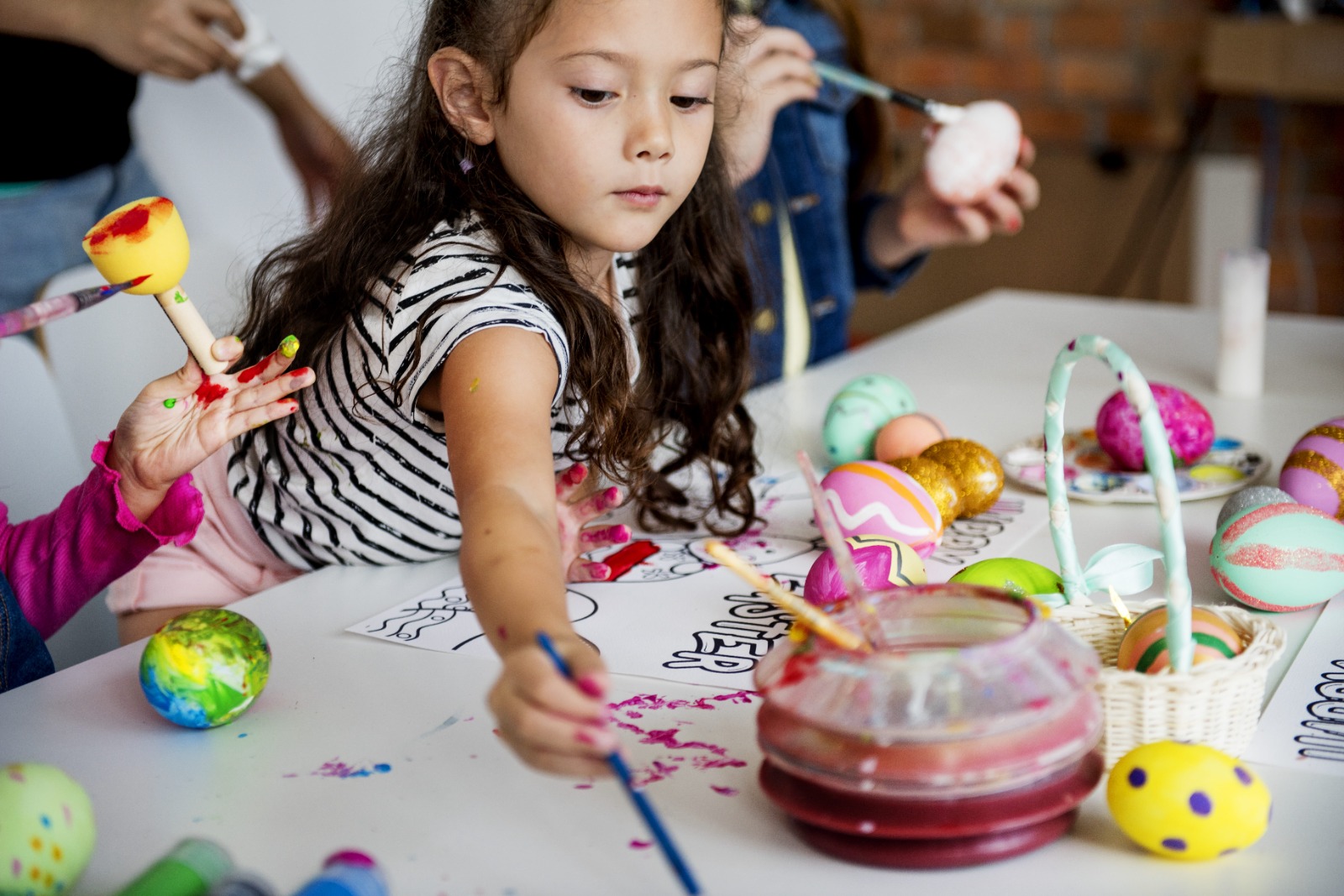 Prataviera Shopping realiza oficinas gratuitas de decoração de ovinhos de Páscoa para crianças