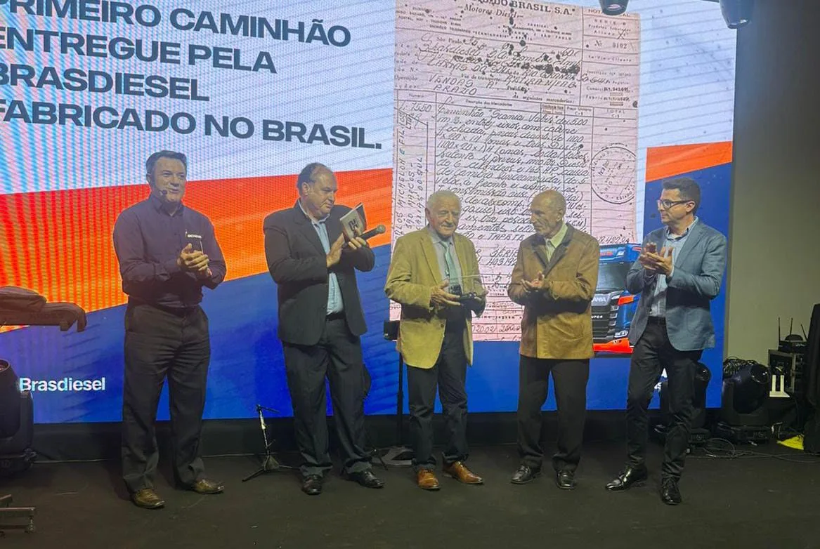 Brasdiesel celebra marco histórico com entrega do Scania 25K e homenageia Ladair Michelon