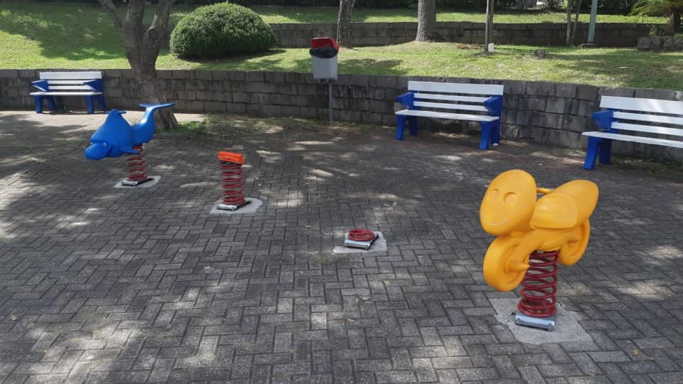 Novos brinquedos da praça são danificados por adultos, diz prefeitura