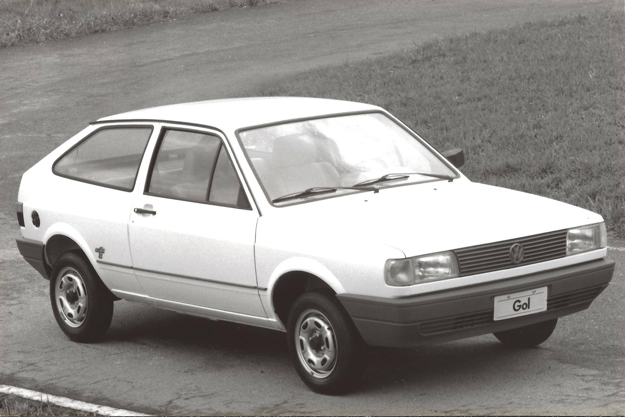 Carro foi furtado na noite deste sábado (8)