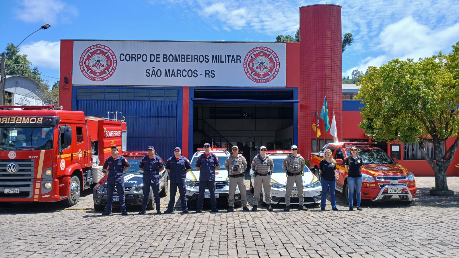 Forças de segurança de São Marcos homenageiam bombeiros mortos em acidente na Rota do Sol