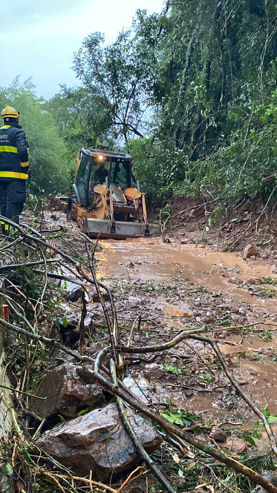 Veículo foi atingido por deslizamento na BR 116 em Campestre da Serra e ocupantes escaparam com lesões leves