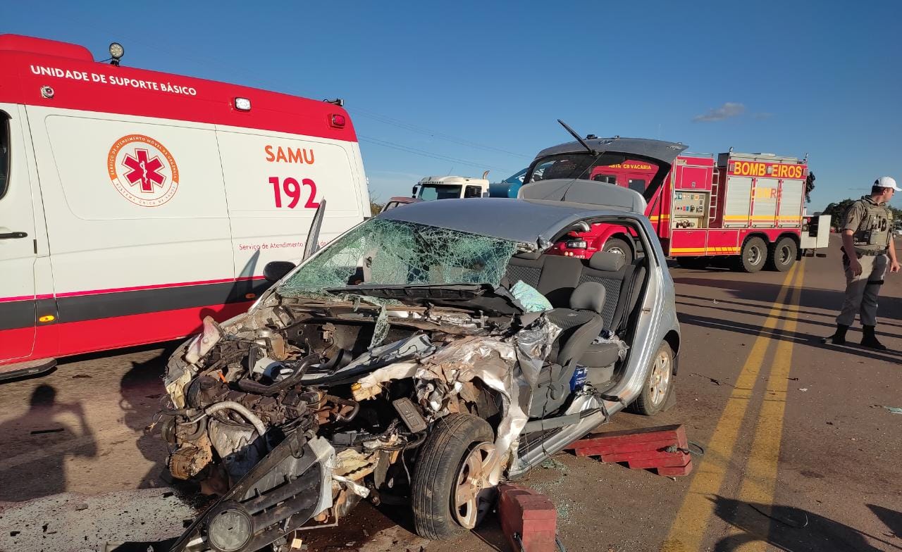 Acidente entre carro e caminhão deixa três feridos em Vacaria