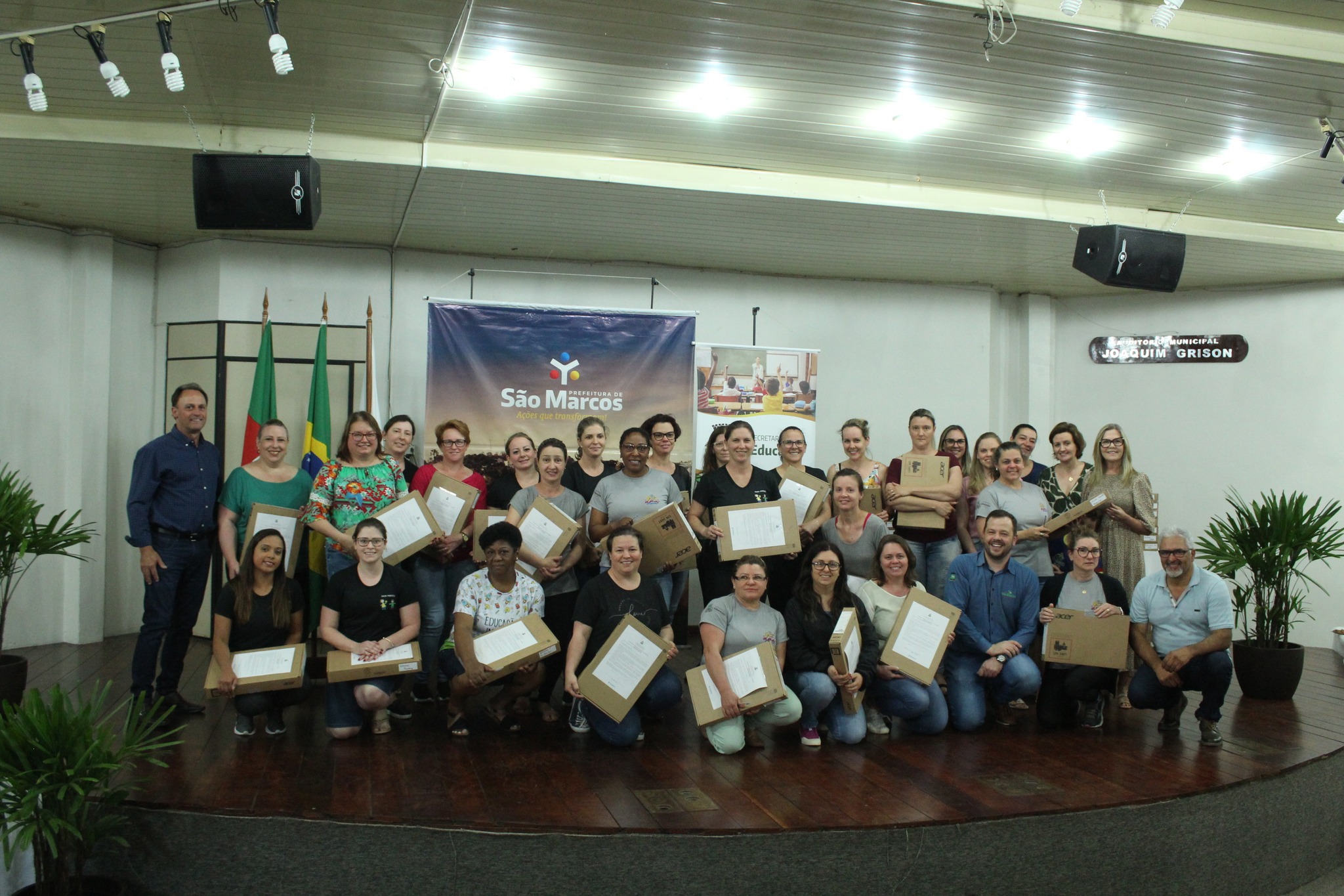 Professores da rede municipal de ensino de São Marcos receberam notebooks