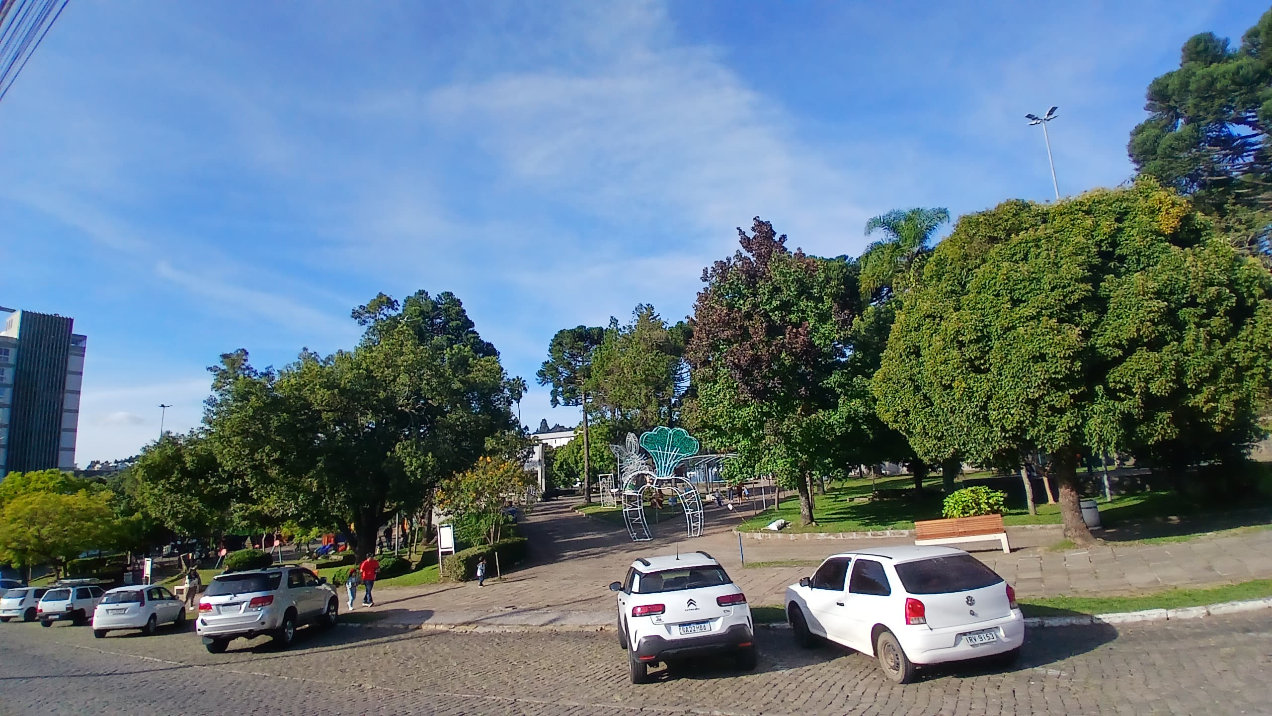 Semana inicia com sol e nuvens