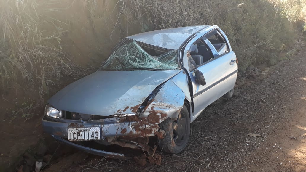 Condutor fica ferido após capotar carro em estrada do interior