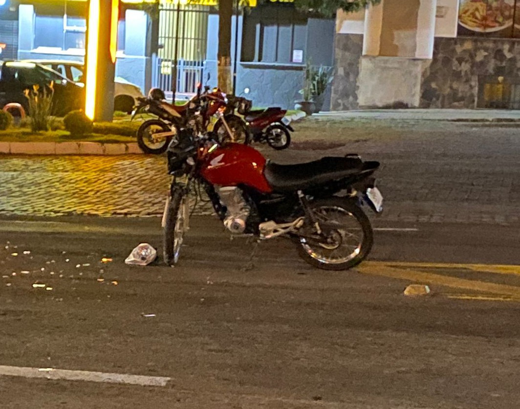 Jovem ficou ferido após colisão entre carro e moto na BR 116