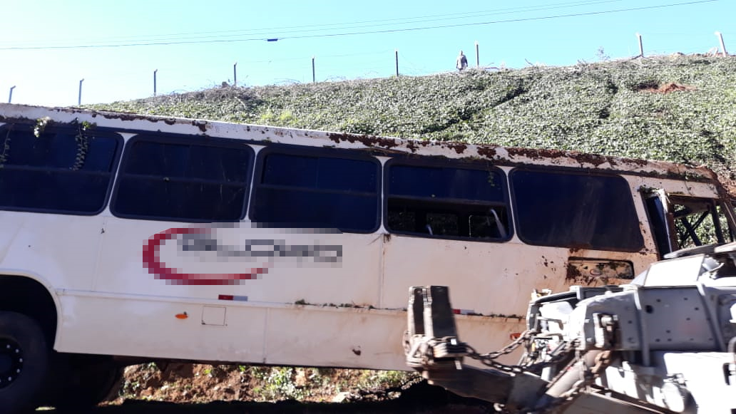 Ônibus dispara e cai em barranco na BR-116