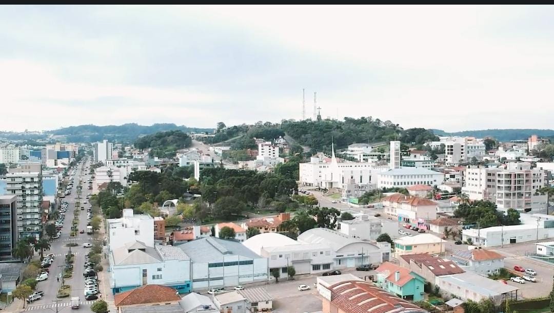 Domingo começa com chuva, mas dia terá aberturas de sol