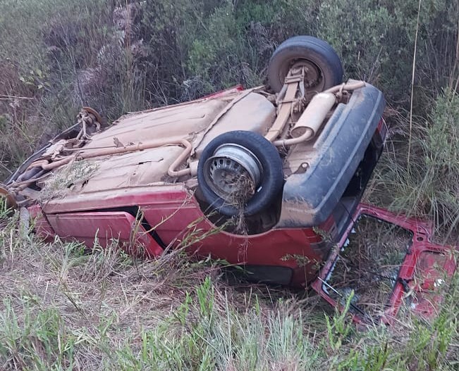 Carro abandonado no Boqueirão chama atenção de quem passa pelo local