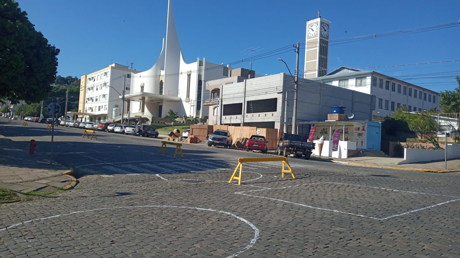 Trânsito está interrompido no entorno da Praça Dante Marcucci a partir desta terça