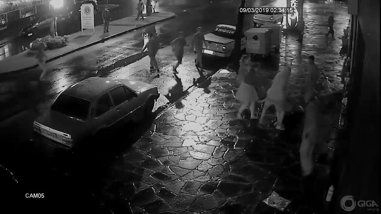 Câmeras de vigilância flagram agressão no centro da cidade