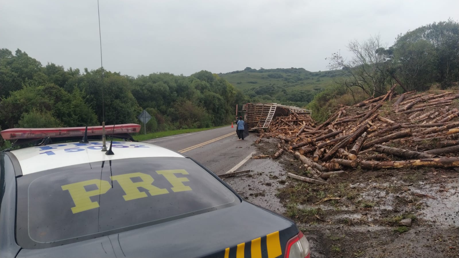 Trânsito parcialmente interrompido no km 62 da BR 116, em Campestre da Serra