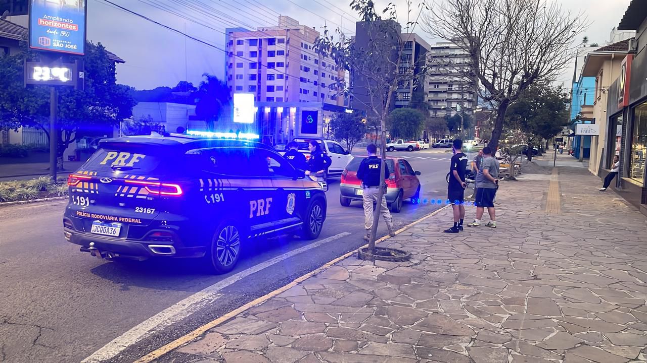 Operação conjunta da Brigada Militar e PRF resulta em prisão por porte ilegal de arma e 51 autuações em São Marcos