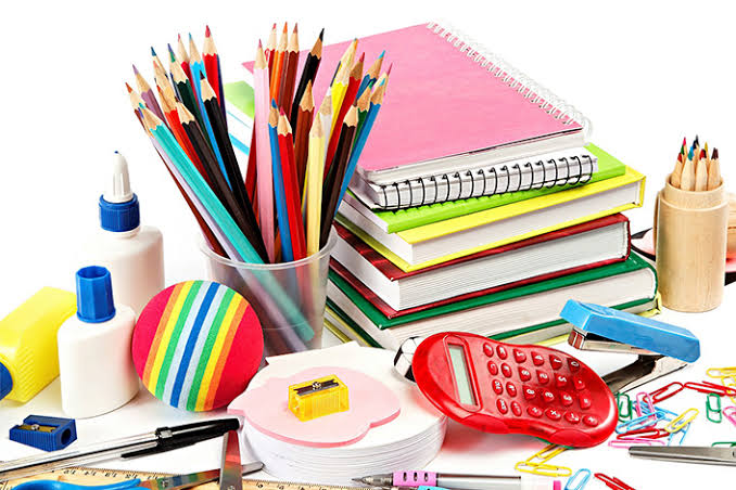 LEO Clube promove campanha para arrecadação de materiais escolares