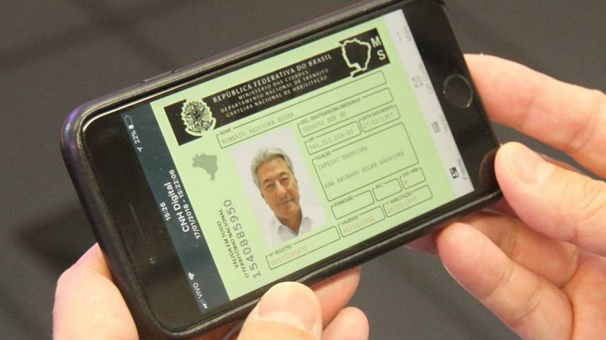 Dois terços dos condutores gaúchos já usam a carteira de habilitação no celular