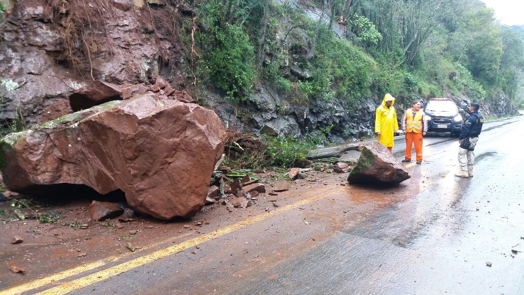 Chuva provocou queda de barreira na BR-116 esta tarde