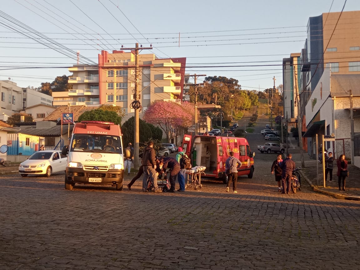 Motociclista ficou ferida após colisão com carro nesta terça-feira (30)
