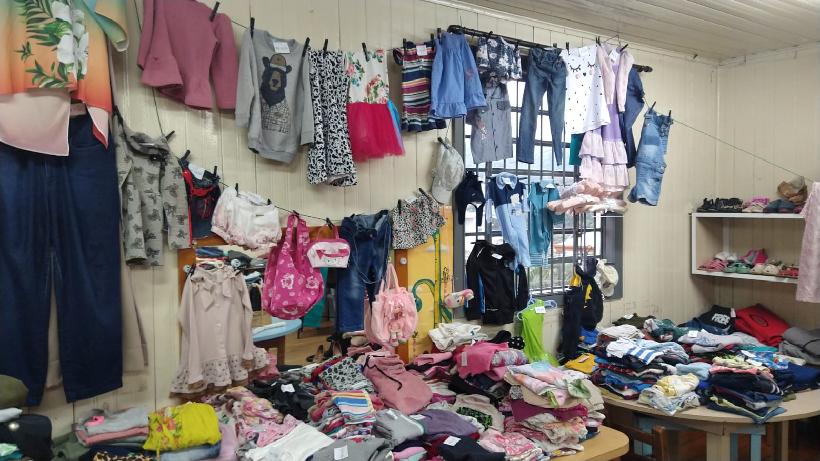 Brechó da Ternura: oportunidade para renovar o guarda-roupa e apoiar a educação infantil em São Marcos